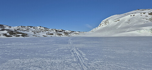The lake northeast of Ramnabergnuten