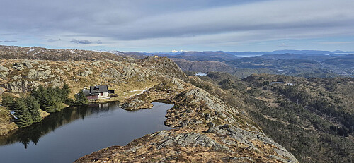 Fjellsol from Lægdetjerntoppen with the start of the weak trail to the right