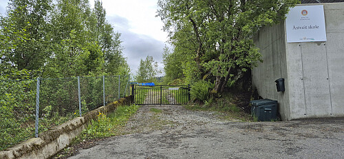 The unmarked trailhead at Garnes