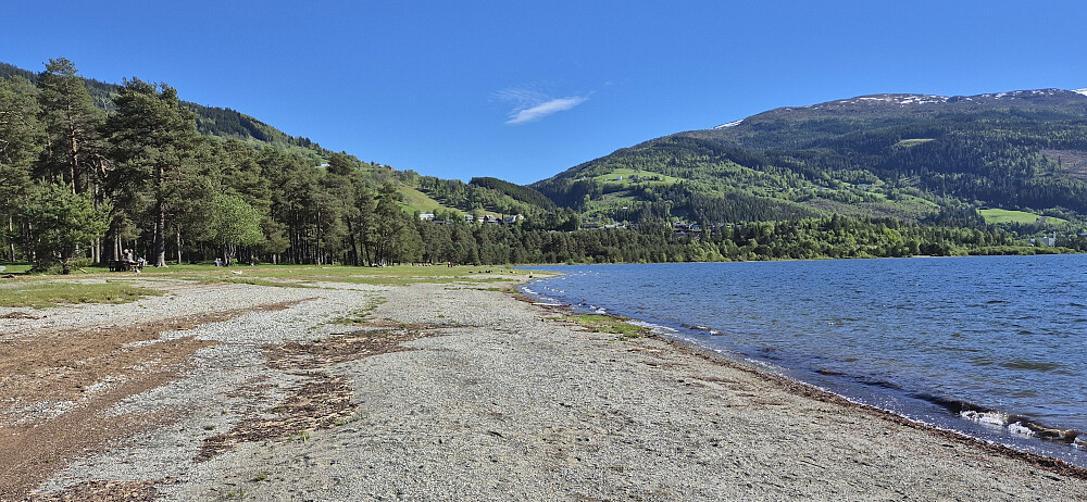 Walking next to Vangsvatnet
