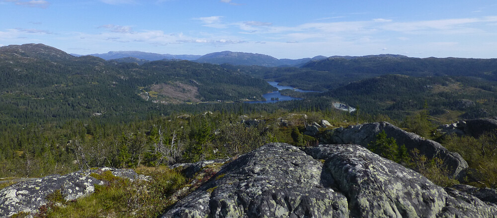 Utsikt mot Gjevarvatnet med Skorve bak