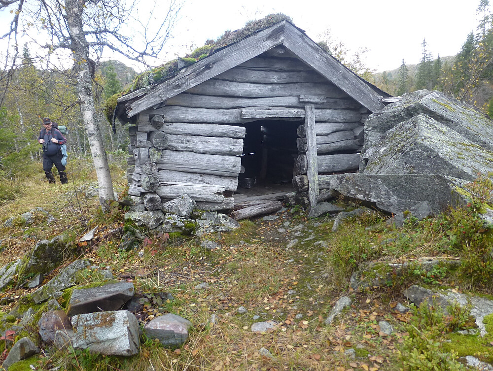 Ei gammal lafta bu ved tjønna
