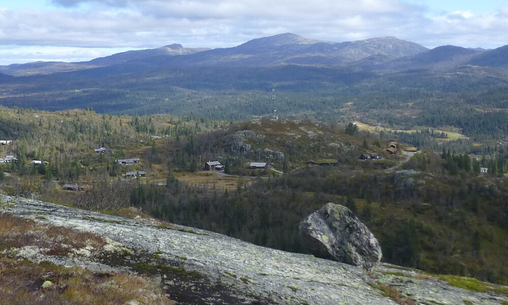 Utsikt over hyttefeltet og bak ser vi Brattefjell ++