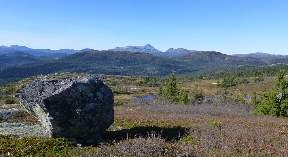 Det åpne terrenget ned fra toppen med Gaustatoppen i sikte