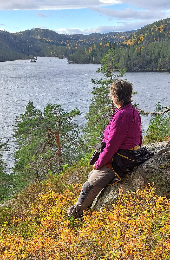 Pålbuvatnet ser vi store deler av turen, her i fin høstlyng