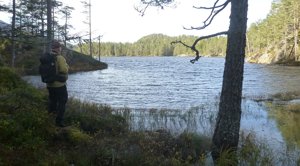 Langs Pålbuvatnet som var helt fullt
