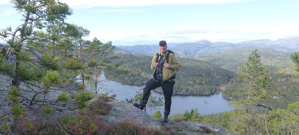 På kanten før det bratteste. Pålbuvatnet ses under oss