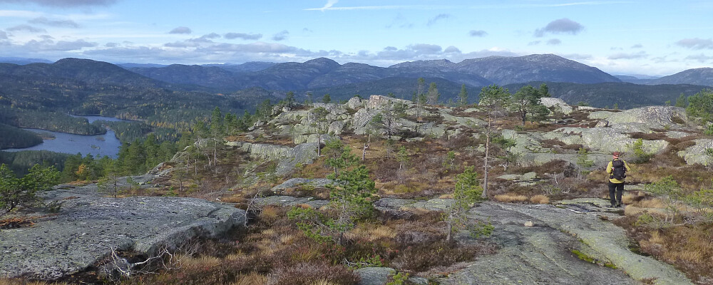 På tur tilbake med storslått utsikt over Lifjell, Skorve og Ordalsåta
