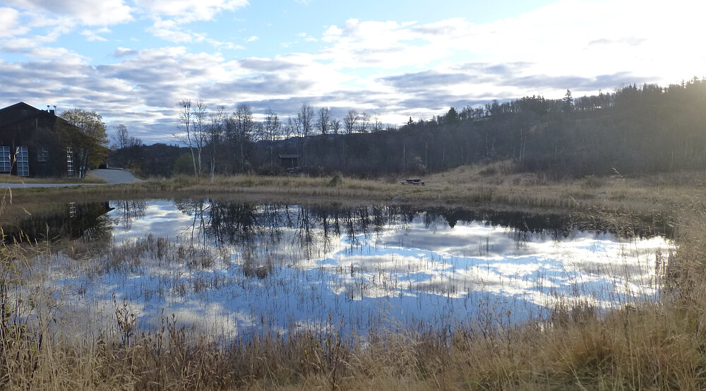 Speilbilde i tjønna ved Skinnarbu