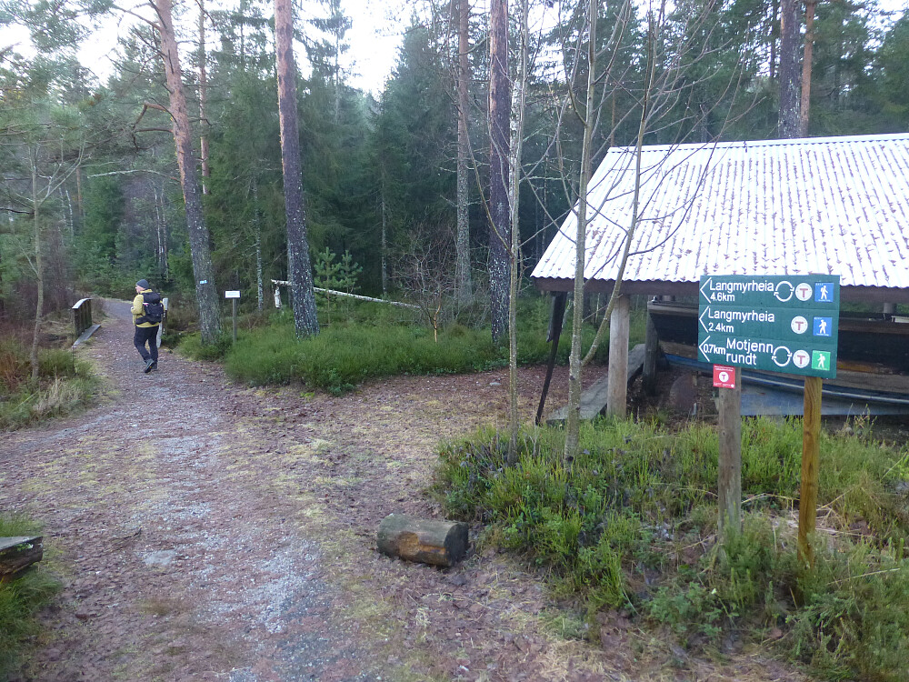 Her starter stien ved bygdetunet