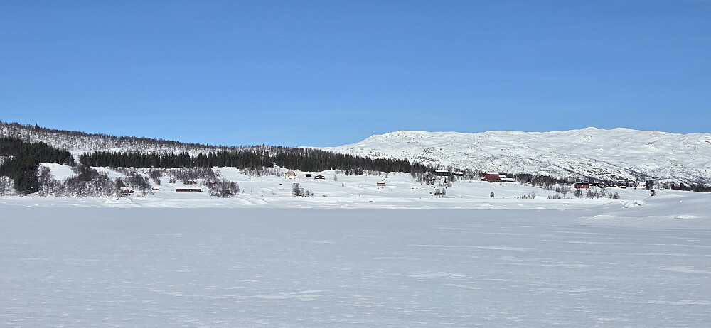 Vi har gått over Mellomøyi og går mot Møstrond Turisthytte og kyrkje
