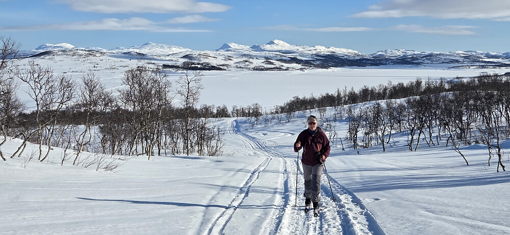 På tur opp løypa fra Møsstrond Turisthytte