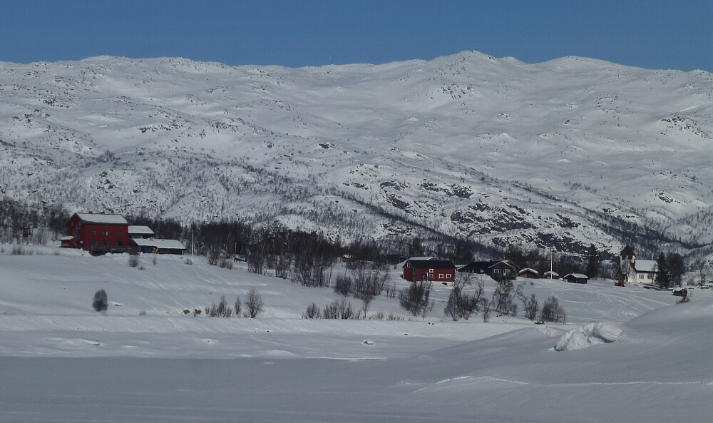 Møsstrond Turisthytte og kirke dukker opp