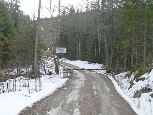 Vegen med bom fra parkeringen