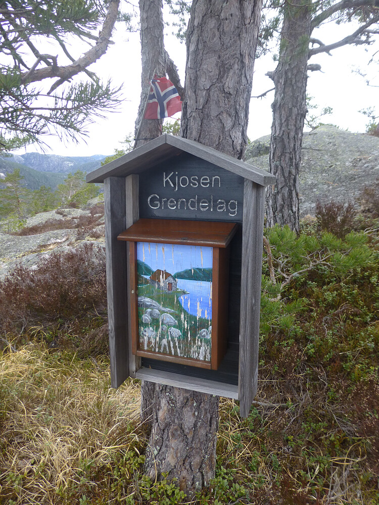 Kasse med bok på toppen