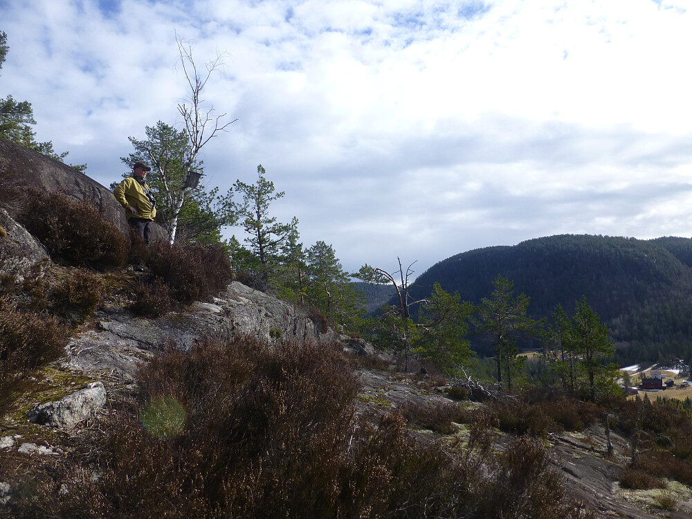 Vi nærmer oss toppen og det blir mer utsikt. Her henger en fuglekasse, tro om noen bor der.