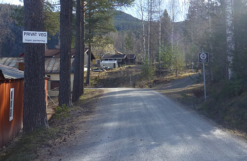 Vegen fra Tinnosen med privatveg skilt