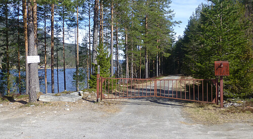 Bommen der bebyggelsen stoppet med skilting at det er snuplass