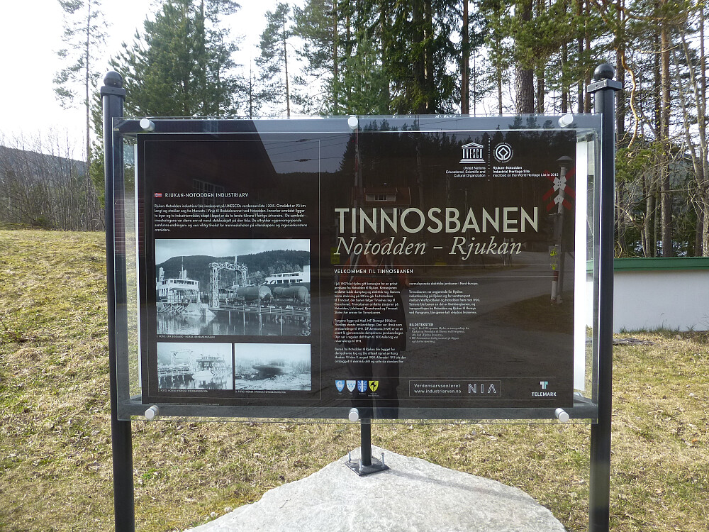 Infotavle om Tinnosbanen i nærheten av parkeringen