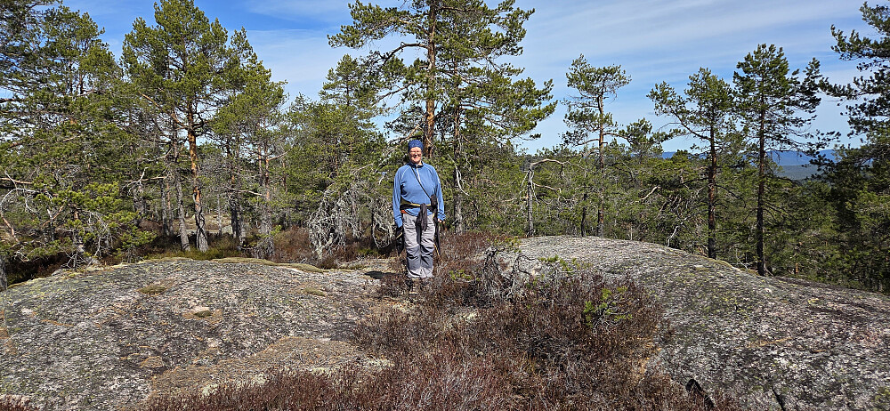 Toppen. Vet ikke hvem av kulene som er høyest, så står midt i mellom.