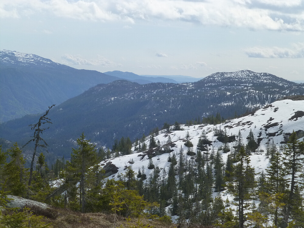 Hattefjell og Skuggelifjellet. Det er mye snø på baksiden av de lavere toppene på Grønlifjellet.