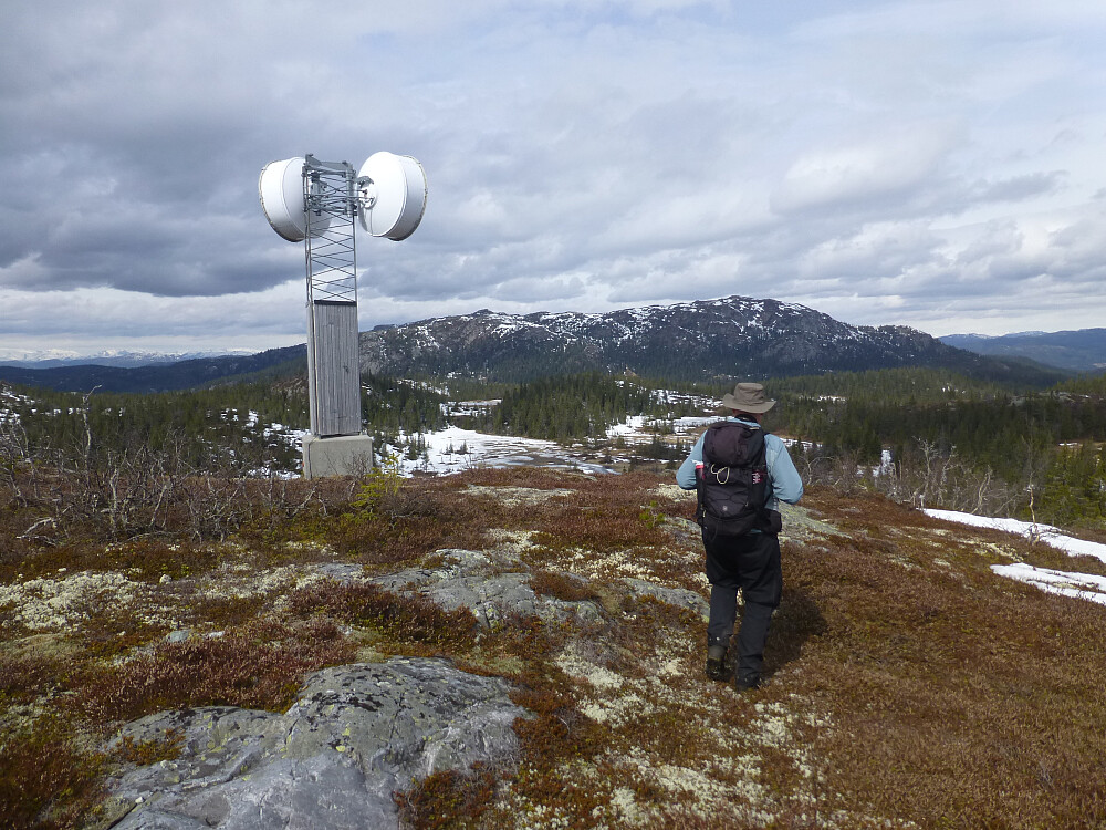 Teleinstallasjon på nederste delen av ryggen. Kabrettstaulfjellet bak.