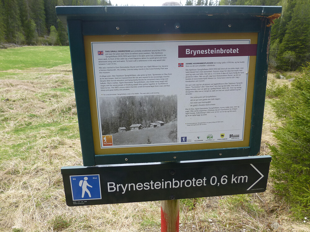 Infoskilt om brynestein i starten av turen