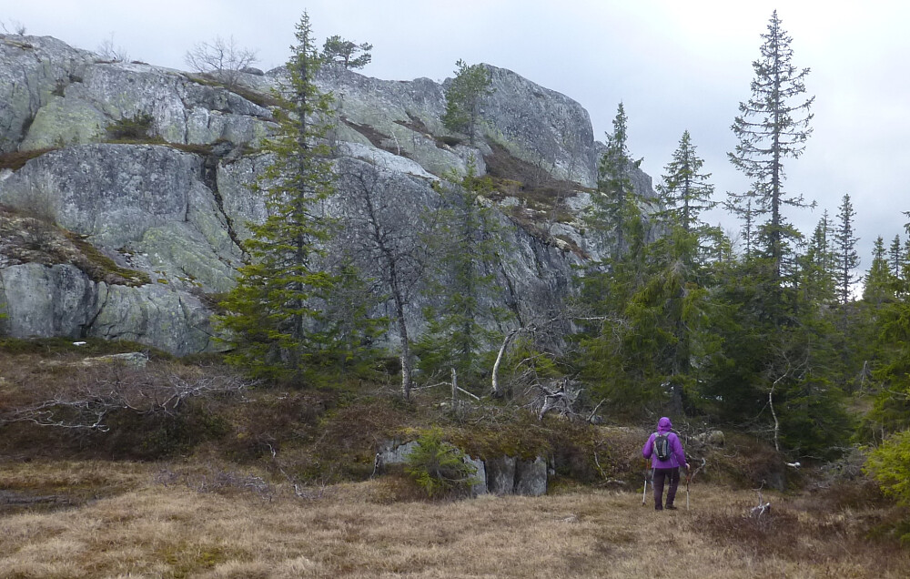 Steile fjellvegger og myr preget toppområdet
