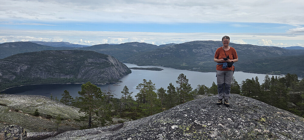 På toppen med utsikt nordover mot Tarjeisberget og Vrådal
