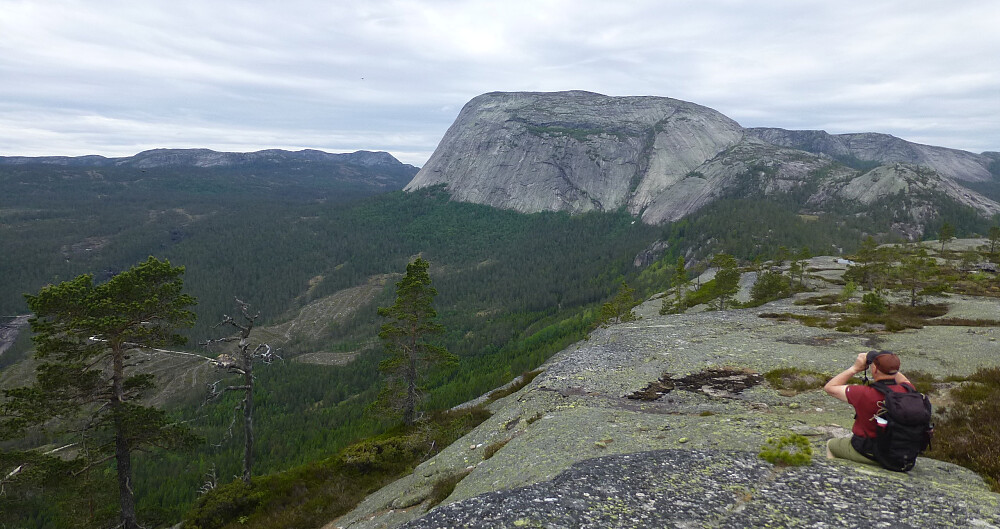 Øyvind ser på klatrerne i fjellveggen på Hægefjell