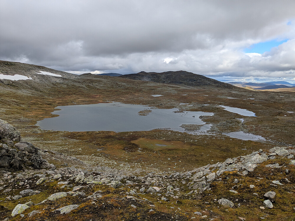Vuøllevatnet med Movretjahke bak