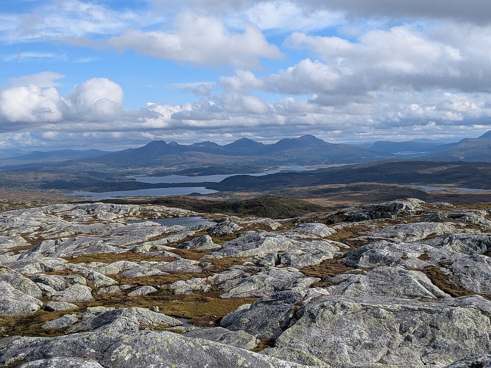 Flott utsikt mot fjellrekka i nordøst