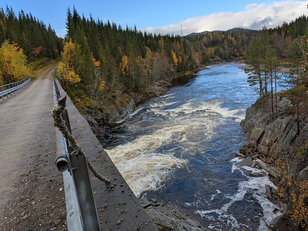 Brua over Embrigtfossen og elva Luru