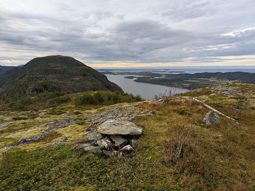 Liten varde på toppen. Utsikt mot Storfjellet . Åfjorden til høyre