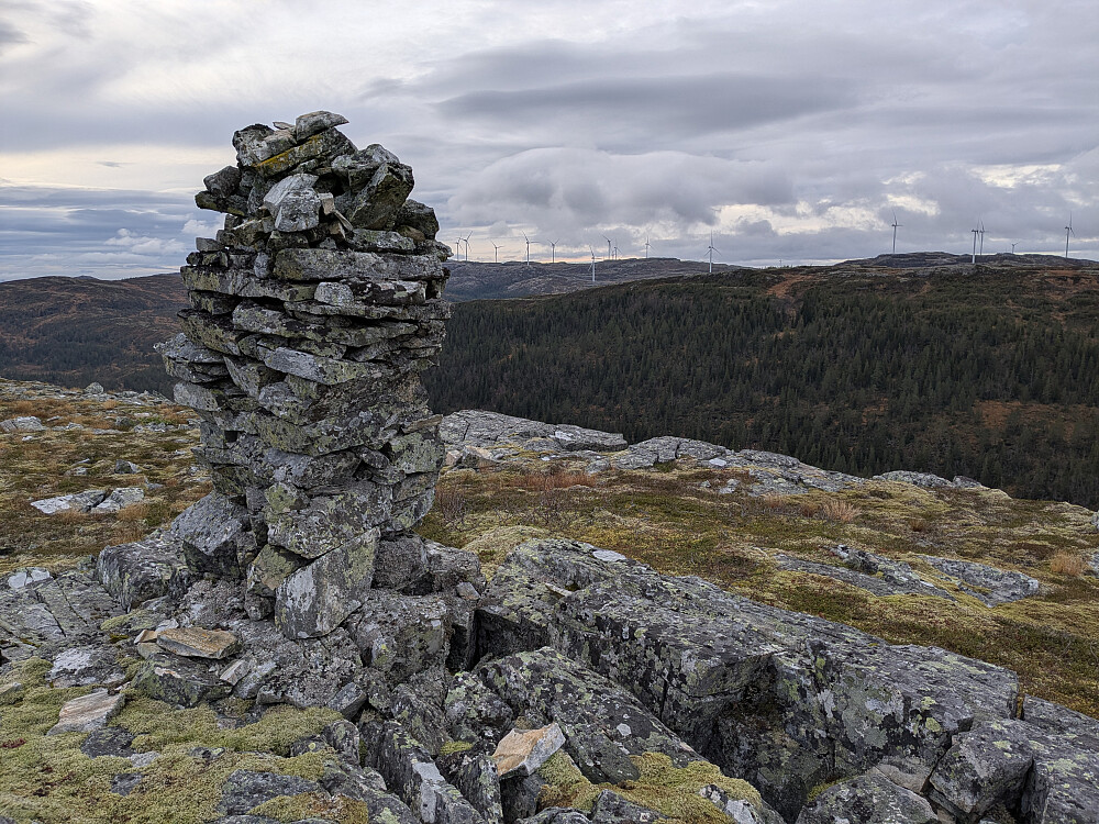 En høy og slank varde like bortenfor toppvarden