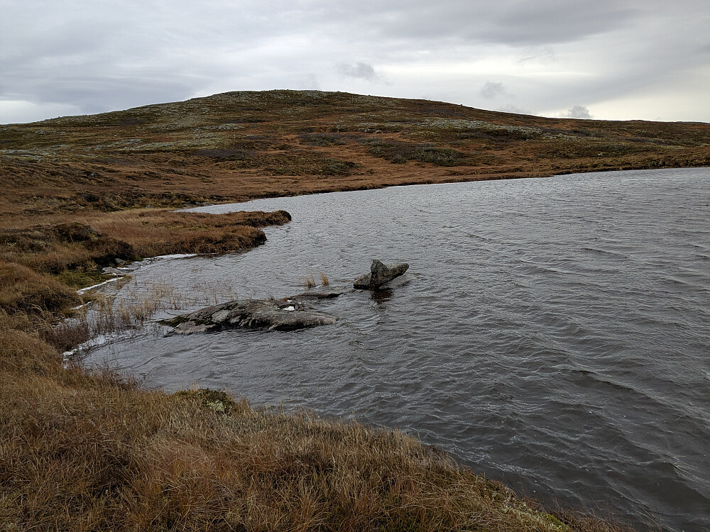 Vann 383 med det navnløse fjellet 463 bak
