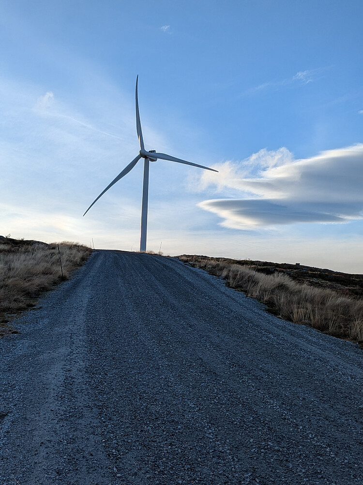 Vei med vindmølle
