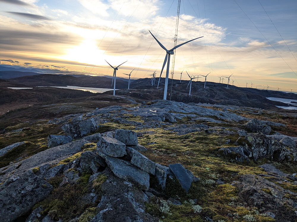 Toppvarden (Steiner) mot den høye telemasta og vindmøller. 