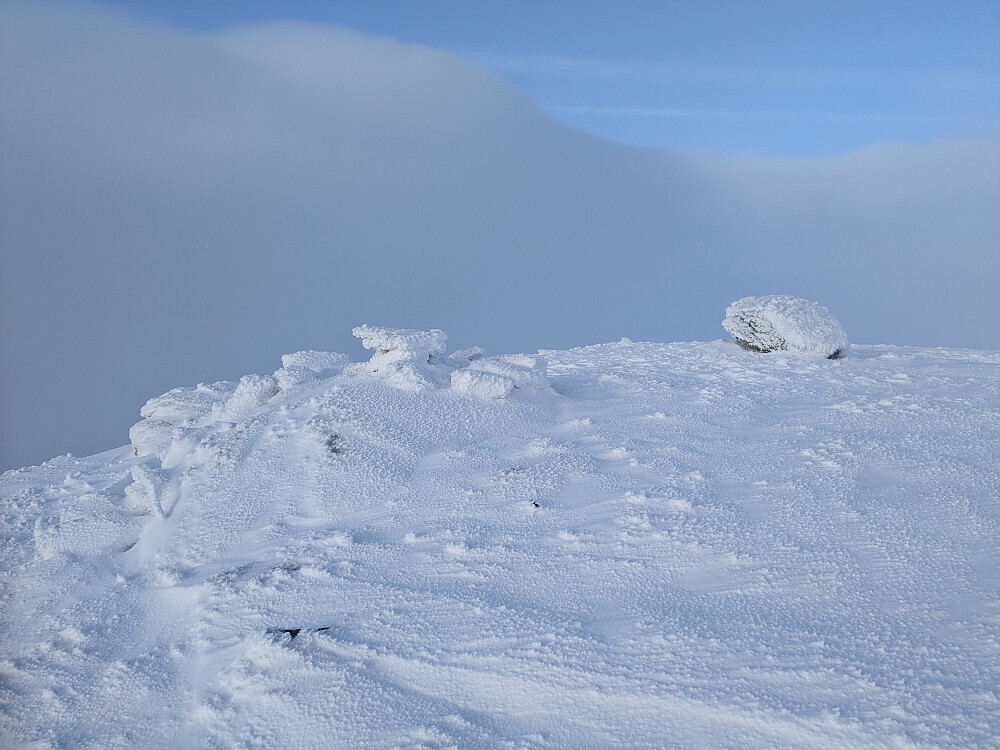 Steinrøys på toppen av Søre Penningkeisa