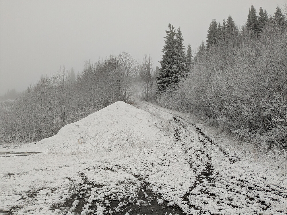 Parkering ved denne grushaugen. Traktorvei videre