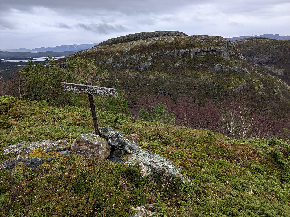 Vardåsen med utsikt mot neste topp Beniken