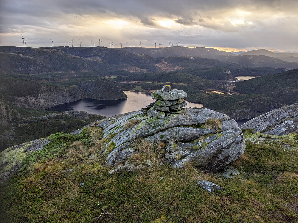 Toppvarden på Jultjuven med Storvatnet nedenfor