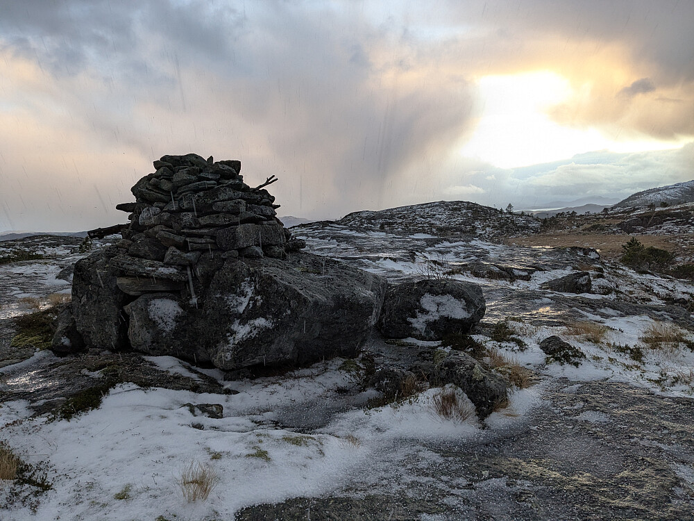 En stor varde før du kommer til toppen bak for varden