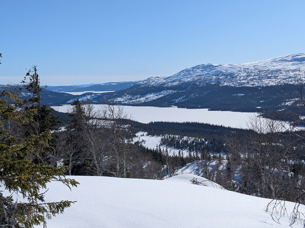 Innsjøen Holden i Sørli