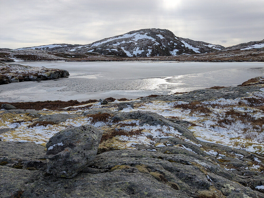 Flott navnløst vann før Skavdalsfjellet