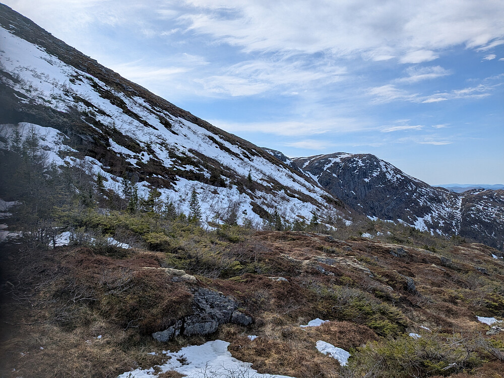 Litt hard snø i fjellsiden