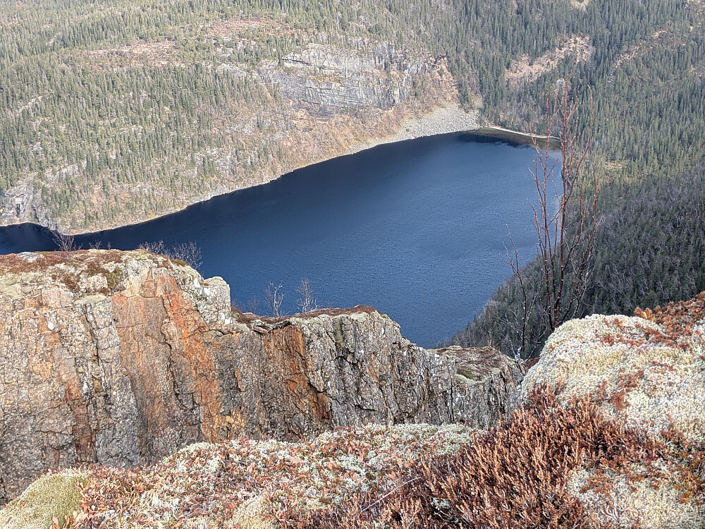 Stup rett ned til Bergvatnet
