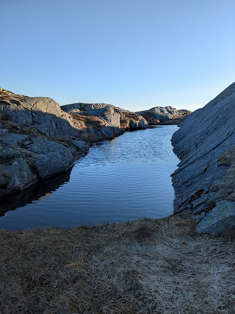 Ei lita tjønn før Oladalstinden