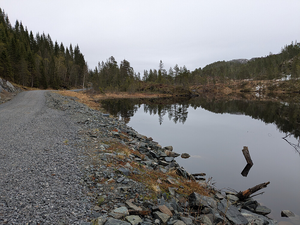 Veien inn Risvikdalen passerer Mastervatnet