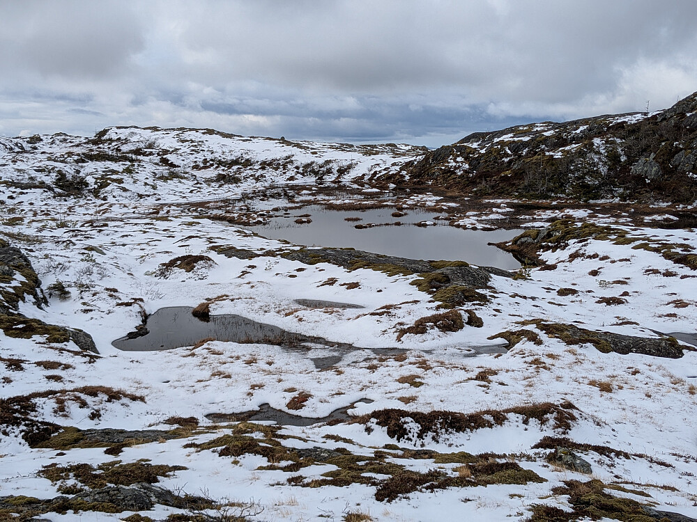 Ei lita tjønn like før Busta